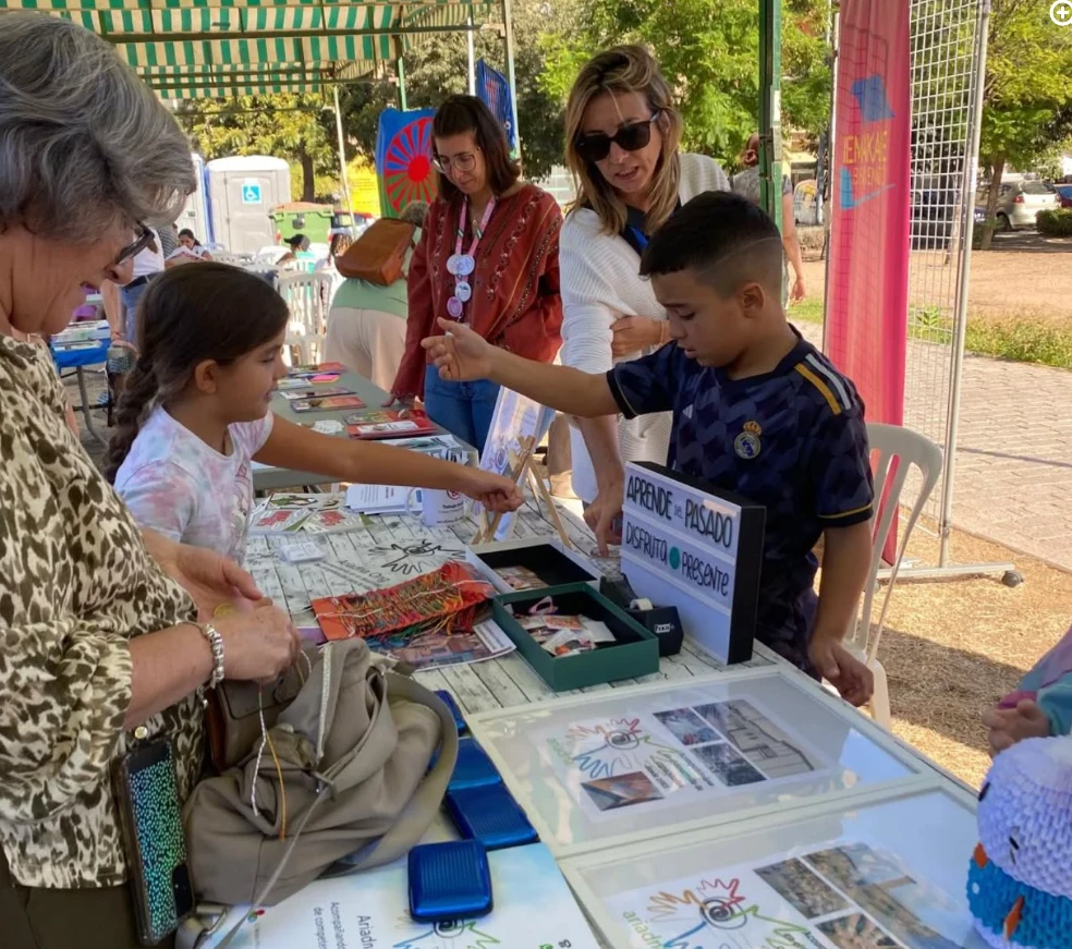 Voluntariado de Ariadna en un stand comunitario